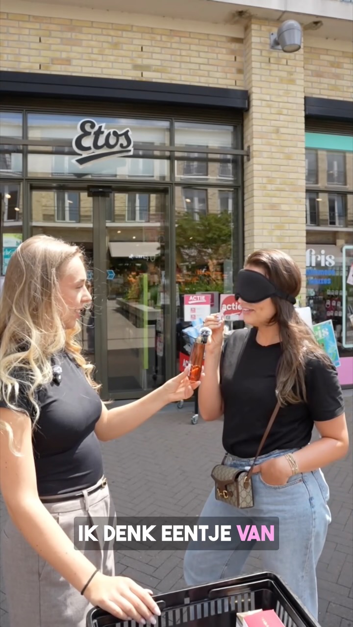 Een geblinddoekte voorbijganger ruikt aan een parfum voor de Etos in Apeldoorn