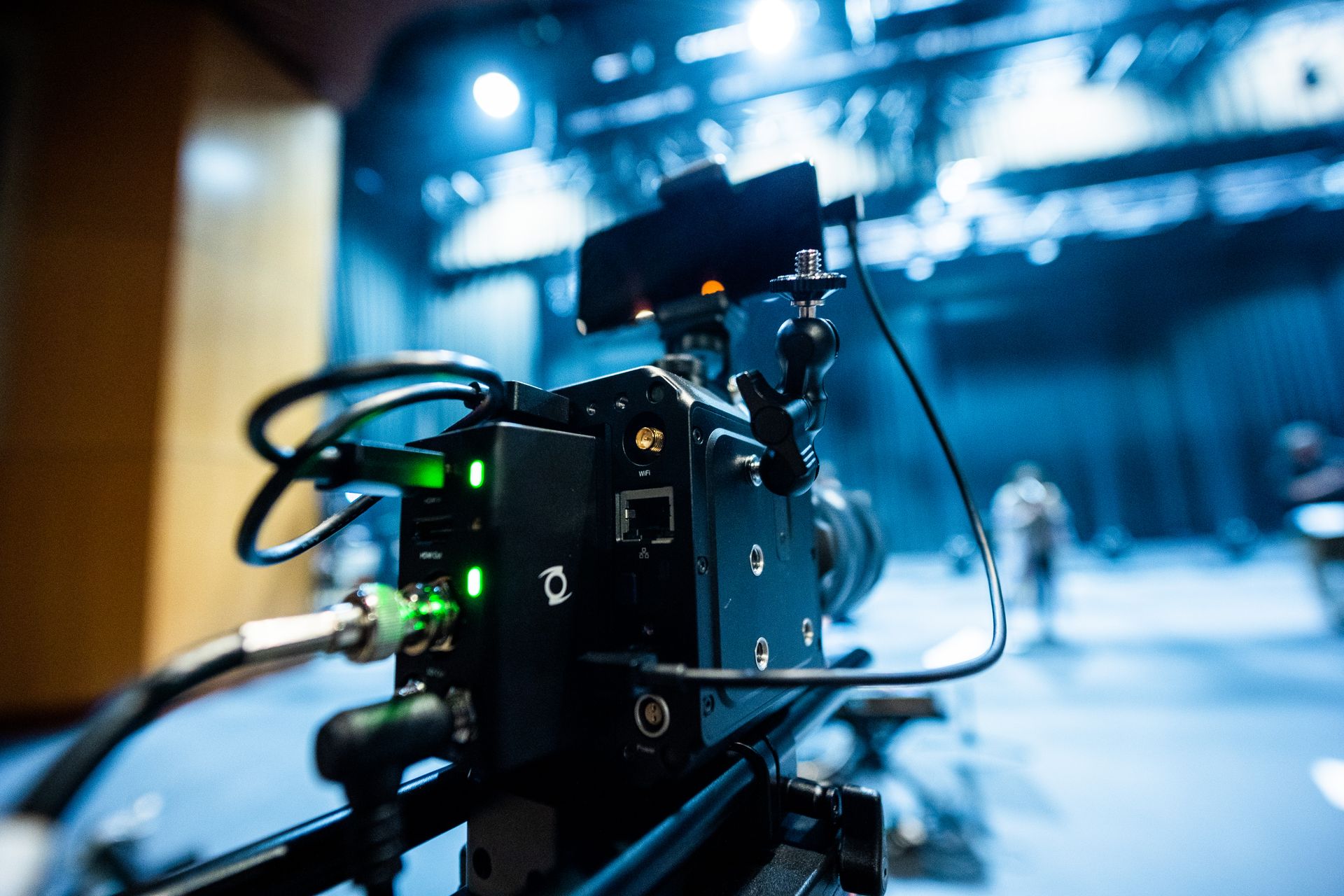 Professionele filmcamera klaar voor een opname