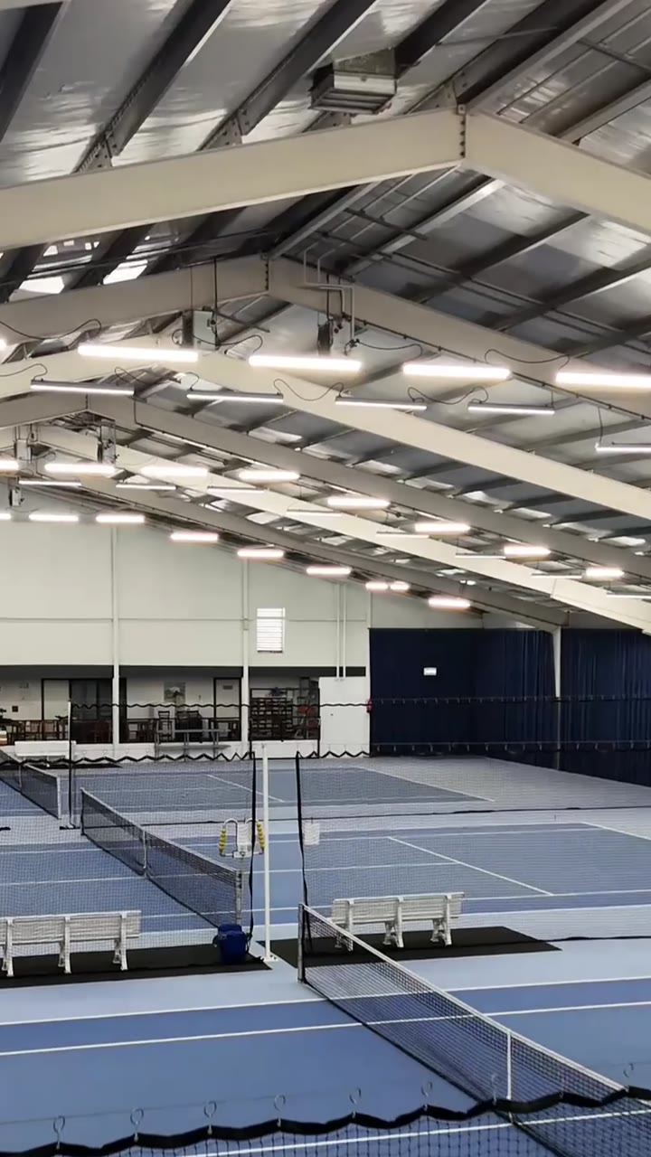 Overdekte tennishal van De Sprenkelaar met nieuwe ledverlichting boven de banen