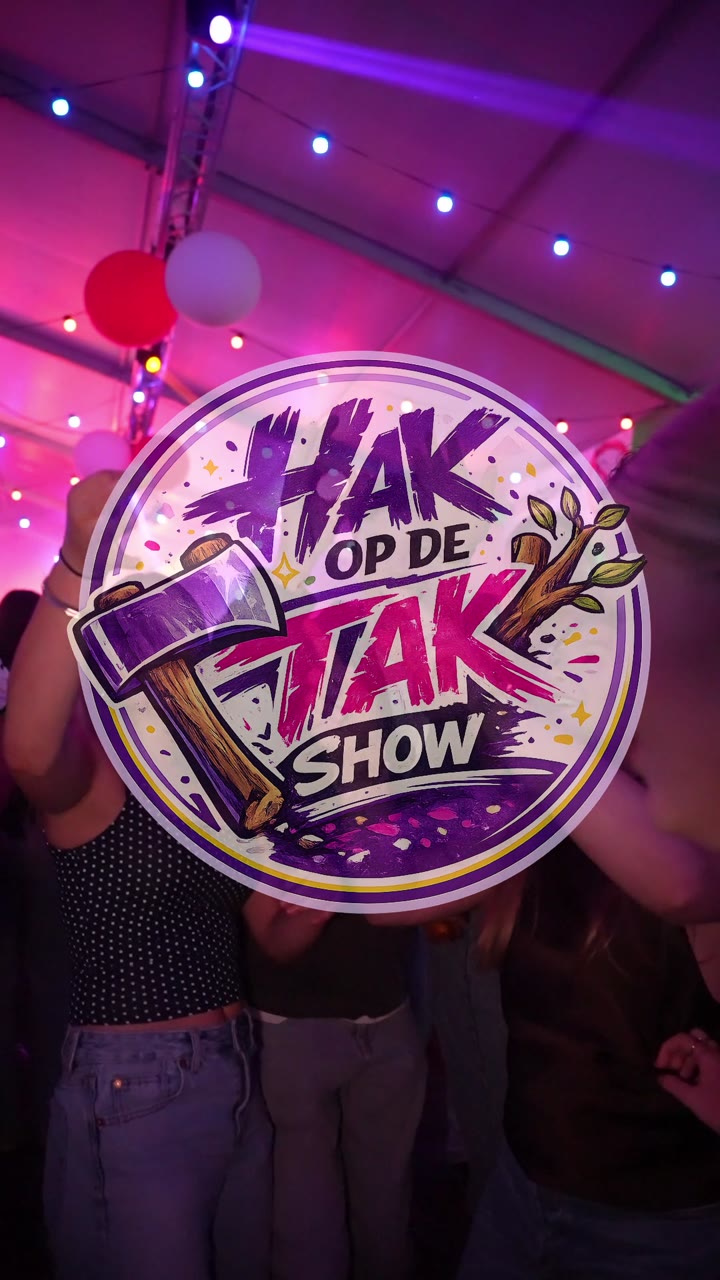 Het logo van Hak op de Tak boven een feestende menigte onder roze lichten